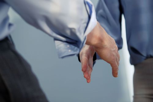 Mann schüttelt Hand mit seinem Chef
